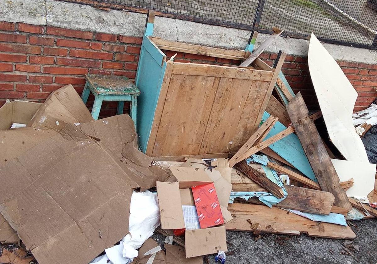 Logrono Muebles ruedas. la basura que no cesa La Rioja